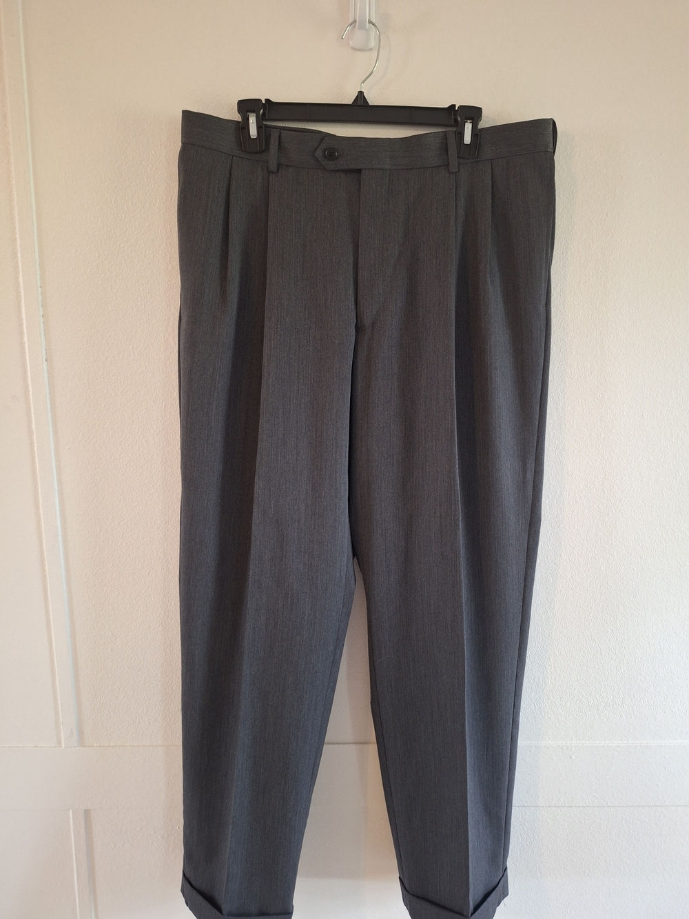 Hart Schaffner Marx Charcoal Gray Pleated Dress Pants. B200